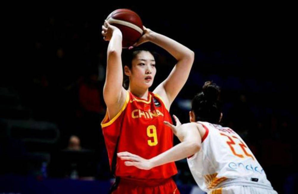 汉德克和文德斯一样不喜欢电视，他解析《当代大事纪要》就我而言，《当代大事纪要》想成为1968、1969年这两年联邦德国历史的寓言，也可以将它视为电视和电影影像从事神话性斗争的寓言，结局是电视压抑了电影。